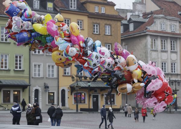 Un vendedor de globos espera a los clientes en la Plaza del Castillo de Varsovia, Varsovia (Polonia). El lugar, generalmente lleno de turistas, ahora recibe pocas personas debido a las restricciones anti-COVID-19 en vigor en la ciudad polaca. - Sputnik Mundo