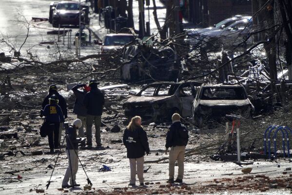 Unos investigadores trabajan cerca del sitio en donde una autocaravana explotó en el centro de Nashville (Estados Unidos). La explosión el día de Navidad dejó heridas a al menos tres personas y dañó decenas de edificios en la región. - Sputnik Mundo