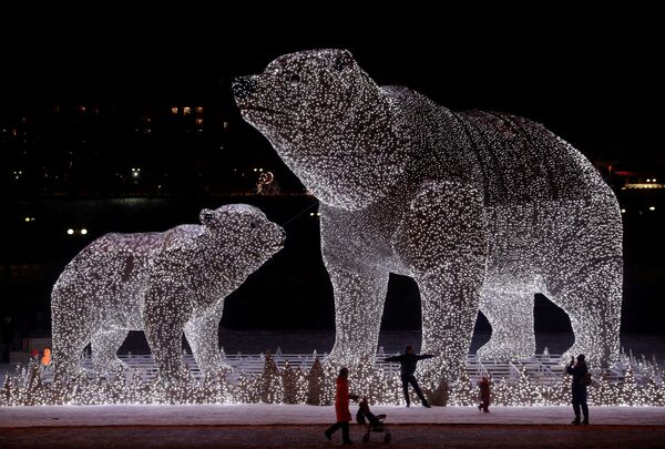 Una instalación luminosa de dos osos polares en un parque en Moscú, Rusia, el 28 de diciembre de 2020. - Sputnik Mundo