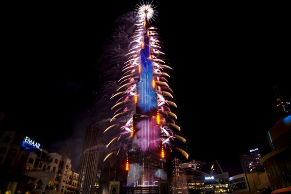 Fuegos artificiales en la Torre Jalifa en Dubái (Emiratos Árabes Unidos) durante las celebraciones de fin de año el 31 de diciembre de 2020. - Sputnik Mundo