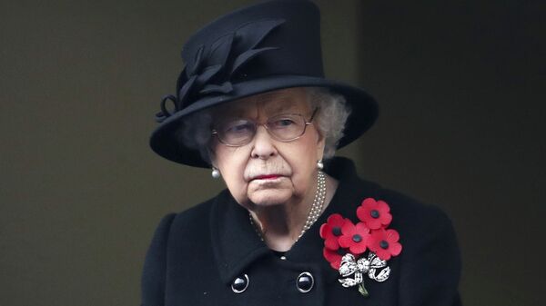 La reina Isabel II durante la ceremonia del Día del Recuerdo 2020 - Sputnik Mundo