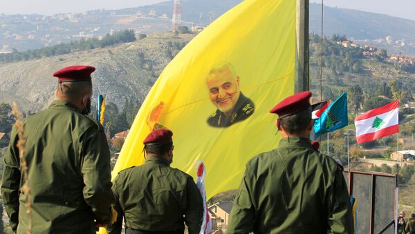 Militares con una bandera con el retrato de Qasem Soleimani - Sputnik Mundo