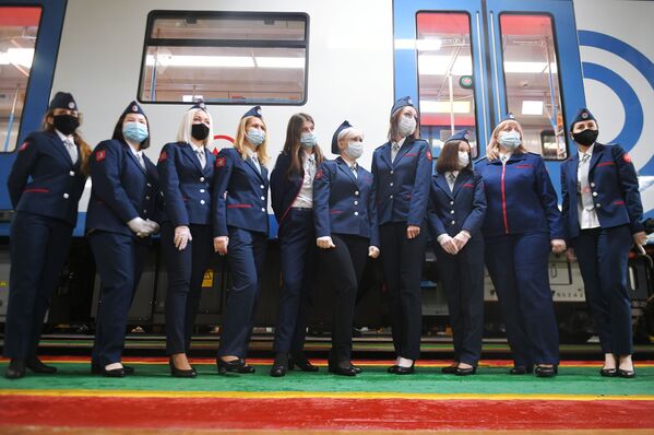 El metro de Moscú es uno de los primeros en Rusia que permite a las mujeres conducir trenes de metro. - Sputnik Mundo