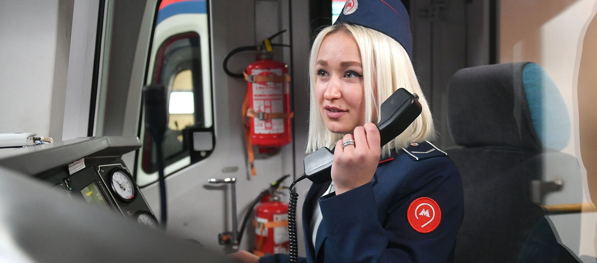 En el metro de Moscú empiezan a circular trenes conducidos por mujeres - Sputnik Mundo, 1920, 04.01.2021