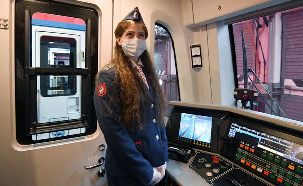 La primera conductora empezó su trabajo en la línea Filióvskaya del metro de Moscú. - Sputnik Mundo