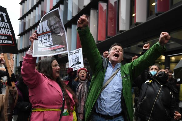 Varias personas celebran la decisión del tribunal de no extraditar al fundador de WikiLeaks. - Sputnik Mundo
