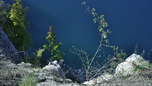 Una cantera. Lago. Rocas. Imagen referencial - Sputnik Mundo