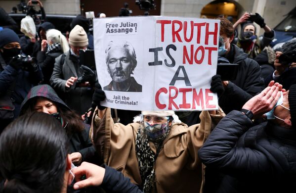 Los partidarios del fundador de WikiLeaks, Julian Assange, celebran que no será extraditado a EEUU en Londres (Reino Unido), el 4 de enero del 2021 - Sputnik Mundo