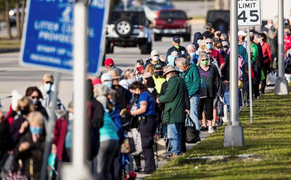 Cientos de personas esperan en una fila en la Biblioteca Regional de Lakes Park para recibir una vacuna contra el COVID-19 en Florida, EEUU, el 30 de diciembre de 2020.  - Sputnik Mundo