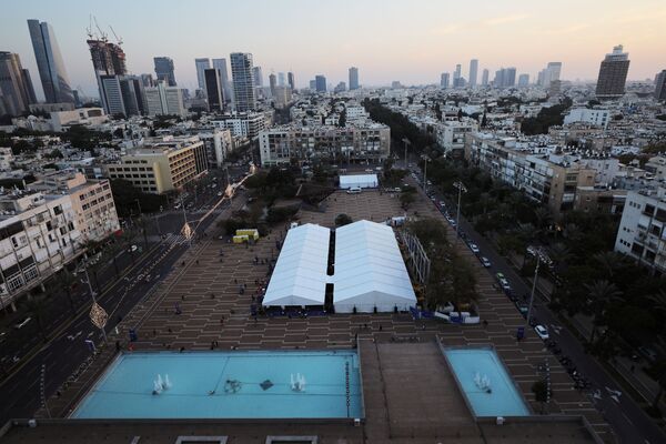 Una imagen general muestra un nuevo centro de vacunación contra el coronavirus en la Plaza Rabin en Tel Aviv y en un centro de pruebas de COVID-19, mientras Israel continúa su esfuerzo por vacunar a su población de edad avanzada contra el virus. - Sputnik Mundo