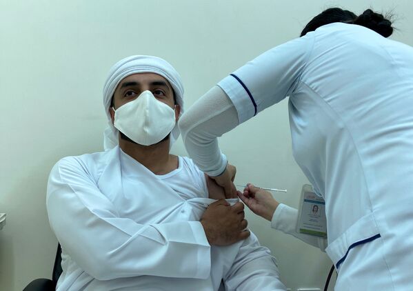 Un hombre recibe una dosis de una vacuna contra el COVID-19 en Dubái, Emiratos Árabes Unidos, el 28 de diciembre de 2020. - Sputnik Mundo