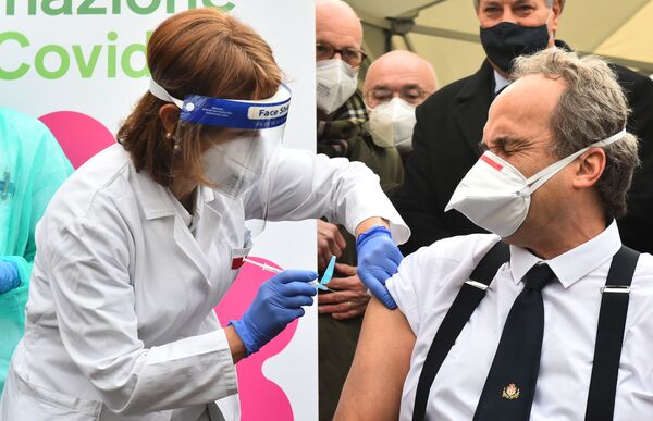 El médico Giovanni Di Perri recibe la vacuna estadounidense-alemana Pfizer-BioNTech contra el coronavirus en el hospital Amedeo di Savoia en Turín, Italia. - Sputnik Mundo