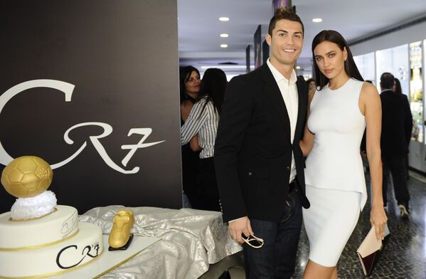 Cristiano Ronaldo y Irina Shayk posan durante la inauguración en Madeira (Portugal) del museo CR7 dedicado a la carrera profesional del futbolista portugués. - Sputnik Mundo