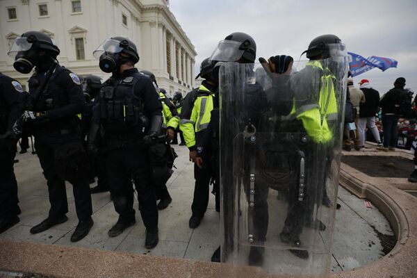 Los policías se organizan en filas durante las manifestaciones de los partidarios del actual presidente de EEUU, Donald Trump, en Washington. - Sputnik Mundo
