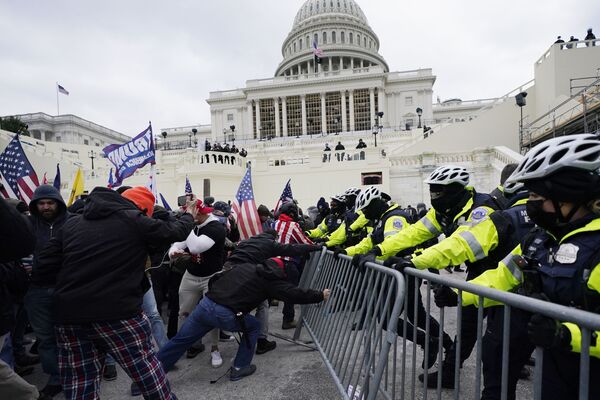 Partidarios del actual presidente de EEUU, Donald Trump, se enfrentan a agentes del orden frente al Capitolio en Washington, el 6 de enero del 2021 - Sputnik Mundo