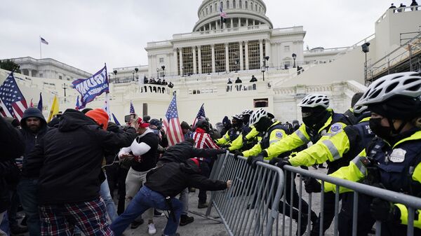Manifestantes durante las protestas frente al Capitolio (Washington) - Sputnik Mundo