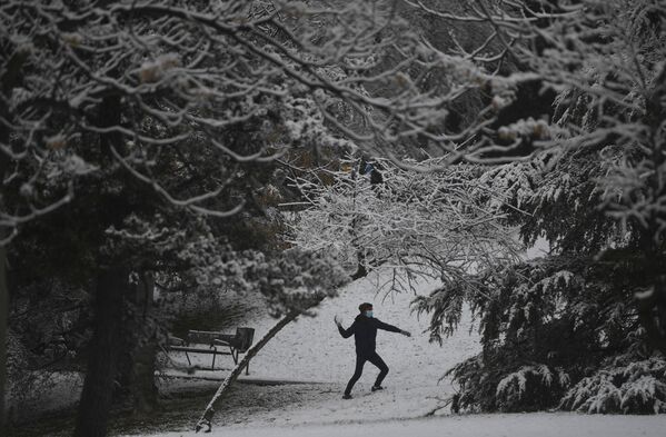 Un joven juega con la nieve en Madrid, el 7 de enero del 2021 - Sputnik Mundo