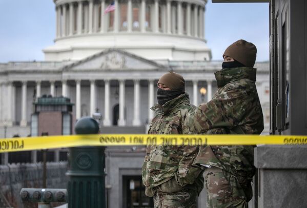 Las tropas de la Guardia Nacional vigilan el Capitolio de EEUU, Washington DC, el 8 de enero de 2021  - Sputnik Mundo