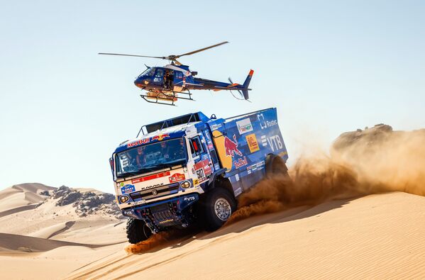 La tripulación 507 del equipo Kamaz-Master participa en la carrera Dakar-2021, el 4 de enero del 2021 - Sputnik Mundo