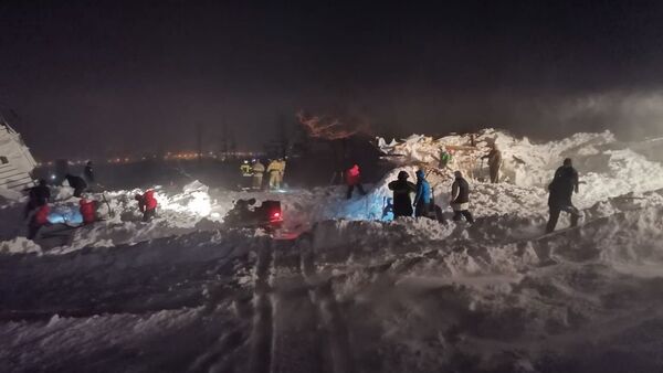 Operación de rescate tras una avalancha en Norisk, Rusia - Sputnik Mundo