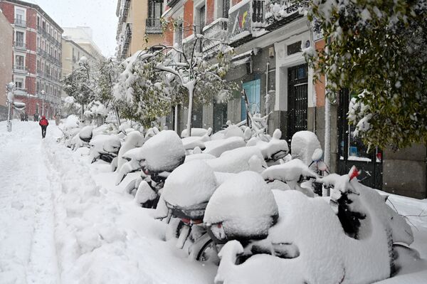Unas motocicletas cubiertas de nieve en Madrid tras el temporal de nieve, lluvia y viento que azotó la capital española. - Sputnik Mundo