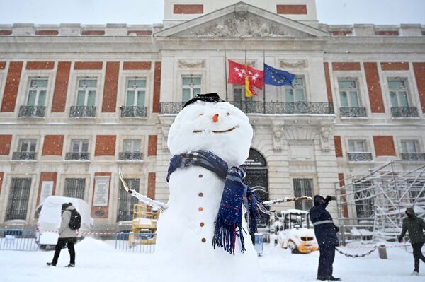 Un muñeco de nieve en la Puerta del Sol de Madrid. - Sputnik Mundo