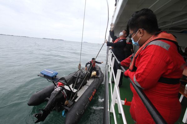 Los equipos de rescate buscan el avión de Sriwijaya Air en la costa de Yakarta el 10 de enero de 2021. - Sputnik Mundo