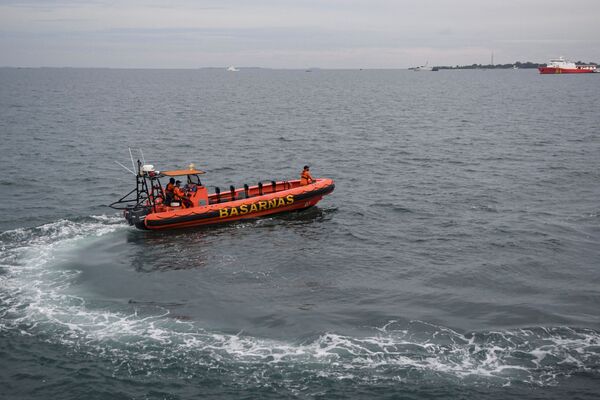 Un bote participa en la operación de rescate del avión de Sriwijaya Air. - Sputnik Mundo