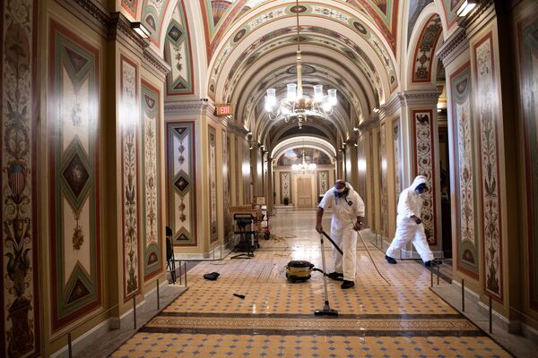 Empleados del Capitolio limpian los daños causados por la invasión de un turba pro-Trump en el edificio del Congreso de Estados Unidos. - Sputnik Mundo