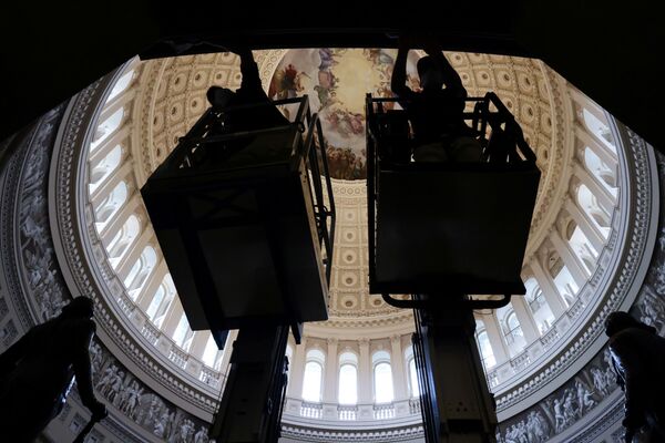 Preparan una entrada en la Rotonda del Capitolio para colgar las decoraciones de la venidera toma de posesión de Joe Biden. - Sputnik Mundo