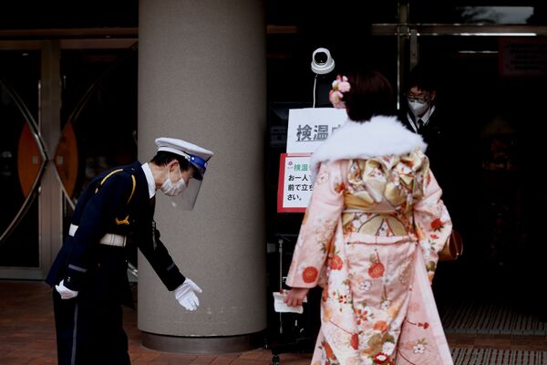 Una chica se dirige a la ceremonia del Día del Adulto en Kawasaki.  - Sputnik Mundo