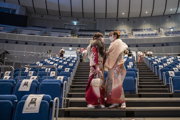 Chicas toman fotos en Yokohama Arena durante la celebración del Día del Adulto en Yokohama.  - Sputnik Mundo