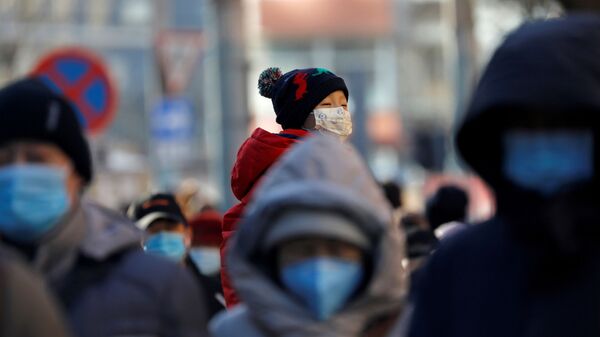 Unas personas con mascarillas en China, referencial - Sputnik Mundo