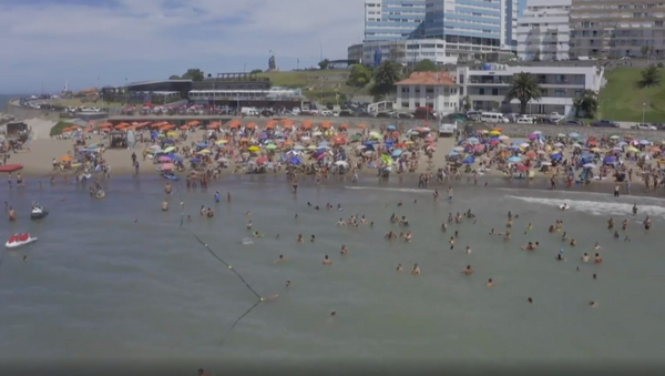 Multitudes llenan las playas argentinas pese al aumento de los casos de COVID-19 - Sputnik Mundo