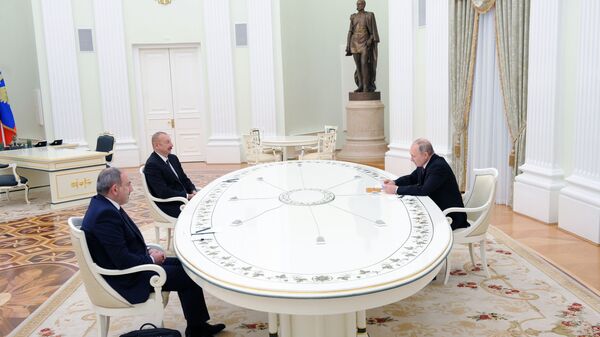 La cumbre trilateral entre el presidente de Rusia, Vladimir Putin, su homólogo azerí, Ilham Aliyev, y el primer ministro armenio, Nikol Pashinián - Sputnik Mundo