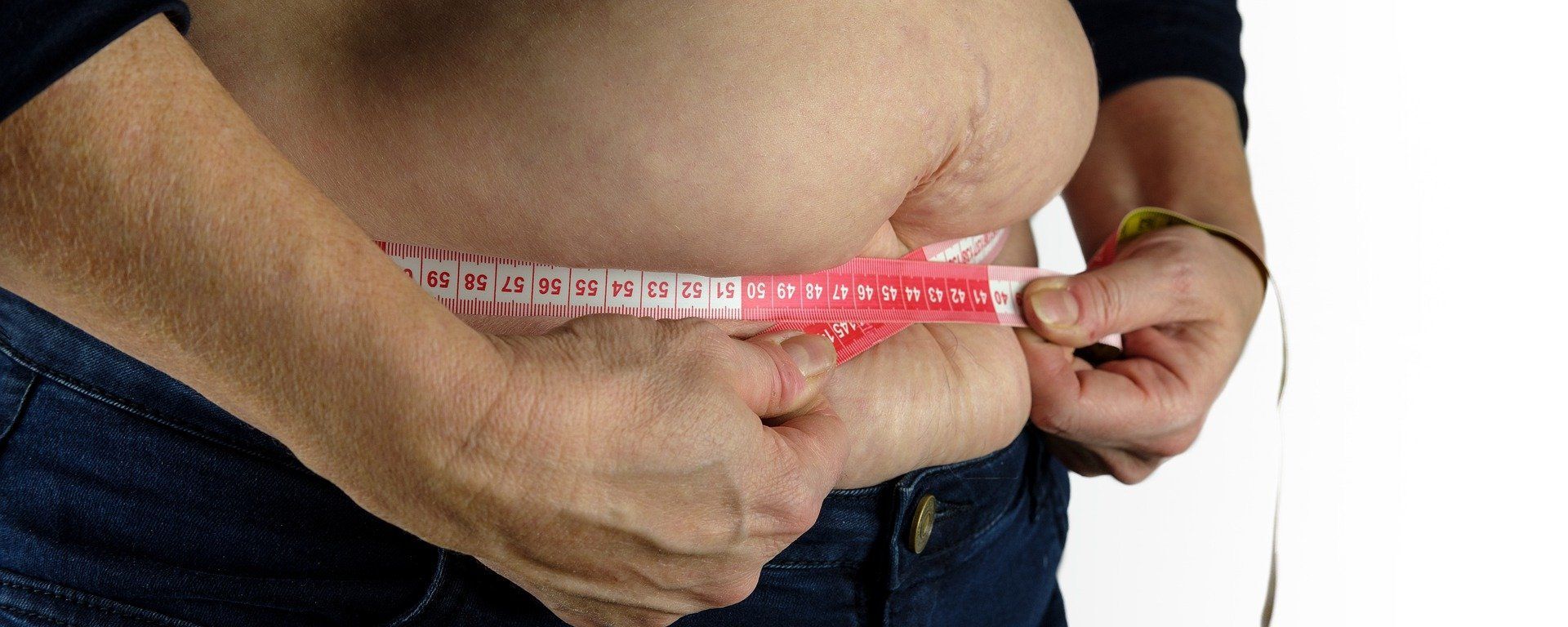 Una persona se mide la barriga con una cinta métrica - Sputnik Mundo, 1920, 28.02.2021