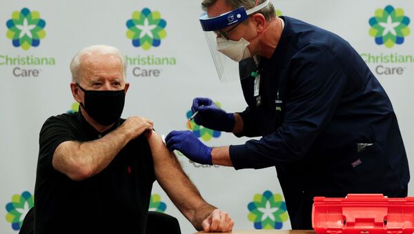 Joe Biden recibe la segunda dosis de la vacuna - Sputnik Mundo
