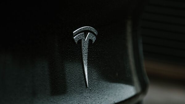 El logotipo del fabricante de automóviles Tesla - Sputnik Mundo