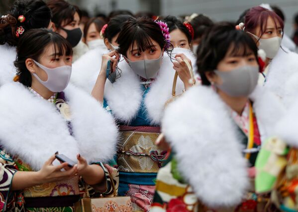 Las jóvenes japonesas vestidas de su traje tradicional en la ceremonia de celebración del Día del Adulto en la ciudad de Yokohama. - Sputnik Mundo