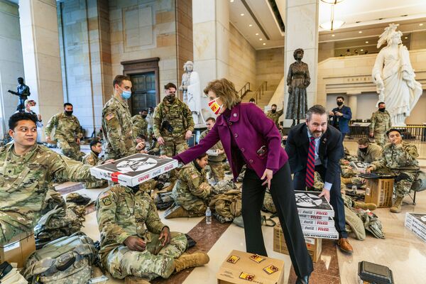 Los congresistas reparten pizza a los militares de la Guardia Nacional durante el debate sobre la destitución del presidente de EEUU, Donald Trump, en el Capitolio, Washington. - Sputnik Mundo