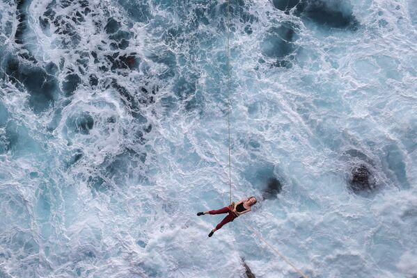 Una aficionada al ropejumping salta  desde una roca en Currarong, Australia.  - Sputnik Mundo