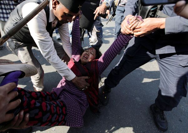 Una participante de las protestas en la capital de Nepal, Katmandú, víctima de los enfrentamientos contra la Policía.  - Sputnik Mundo