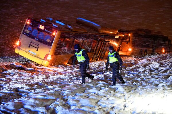 La Policía en el lugar del choque de dos autobuses en Suecia, causado por una fuerte nevada.  - Sputnik Mundo
