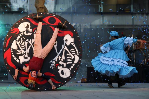 Los bailadores de las compañías teatrales La Patogallina y Ciclicus interpretan Fuego Rojo en el Festival Internacional de Teatro Santiago a Mil en Santiago, Chile. - Sputnik Mundo