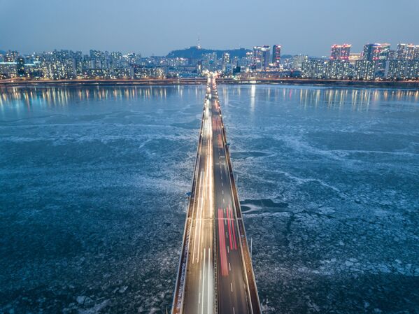 Unas heladas anómalas llegaron a Corea del Sur. Se congeló una arteria fluvial de Seúl, el río Han. En la foto: un puente sobre el río helado Han en Seúl. - Sputnik Mundo