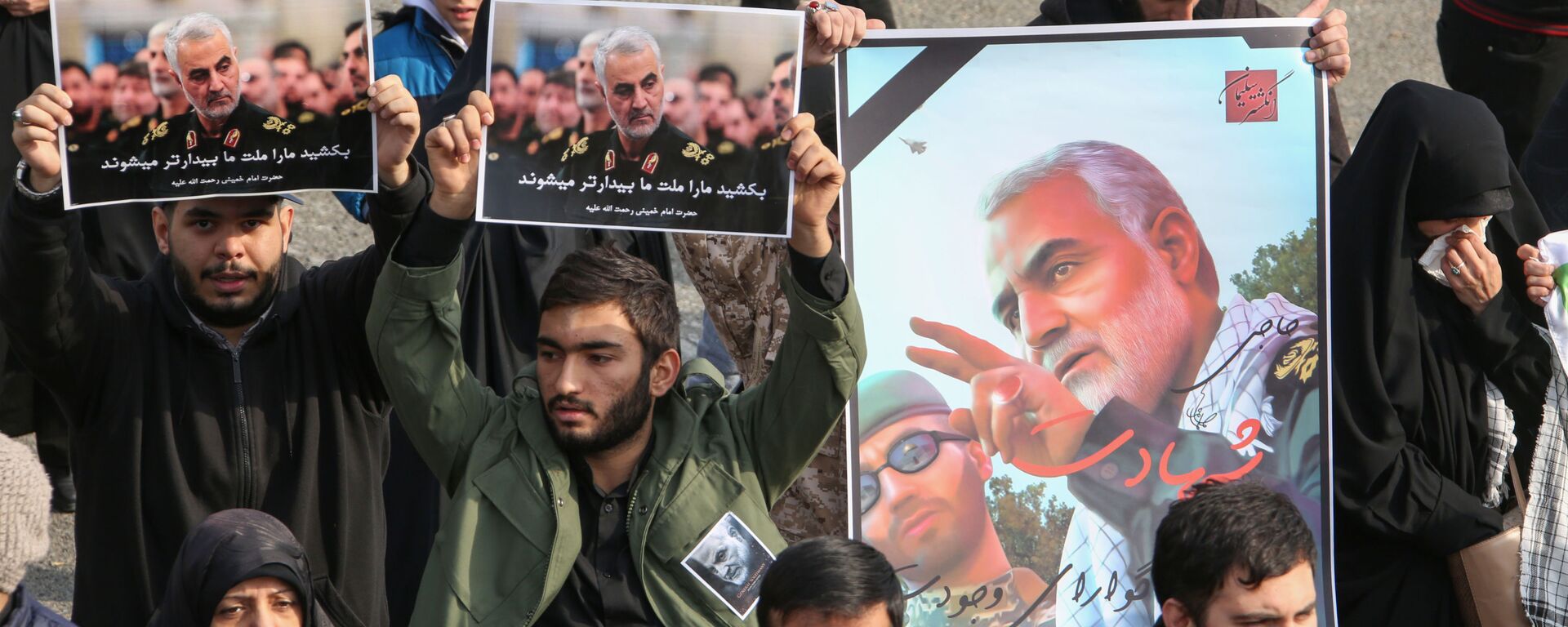 Люди с плакатами с изображением генерала Сулеймани во время демонстрации в Тегеране, Иран, 2020 год - Sputnik Mundo, 1920, 13.01.2022