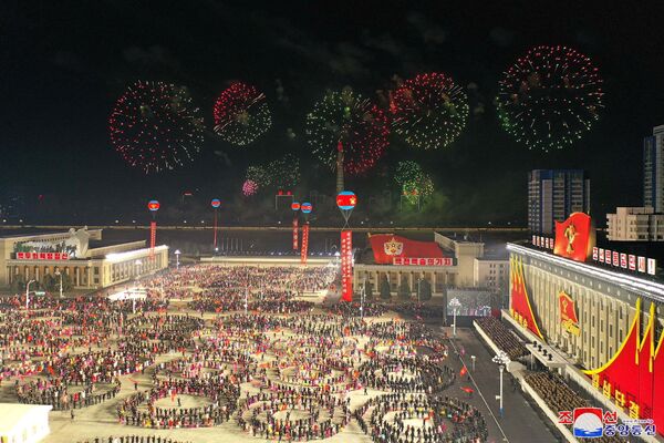 El VIII Congreso del Partido de los Trabajadores de Corea se celebró entre el 5 y el 12 de enero. En la foto: los fuegos artificiales adornan el cielo nocturno sobre la plaza Kim Il-sung en Pyongyang - Sputnik Mundo