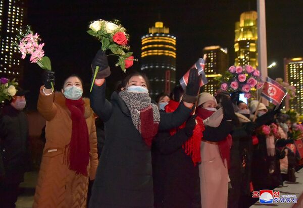 Los residentes de Pyongyang saludan a los participantes del desfile militar que se celebró con motivo del VIII Congreso del Partido de los Trabajadores de Corea. - Sputnik Mundo