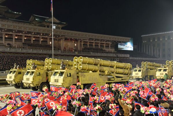 Corea del Norte exhibió también misiles tácticos y obuses autopropulsados más avanzados.  - Sputnik Mundo