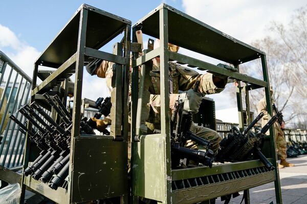 Los combatientes de la Guardia Nacional que llegan a Washington reciben sus armas.  - Sputnik Mundo